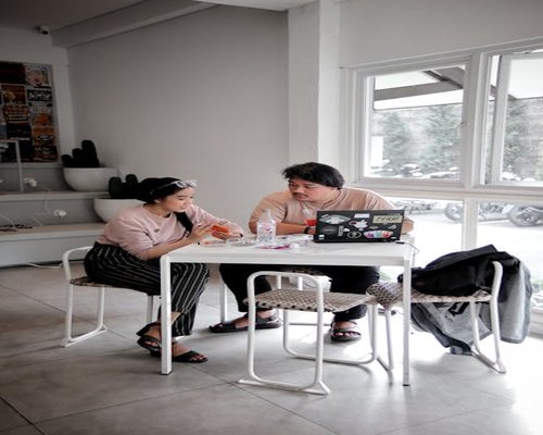 Tim proyek coyulag berdiskusi di ruangan terang