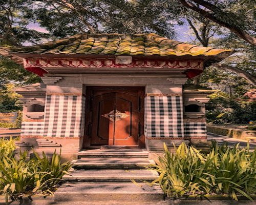 Mengambil napas dalam sambil duduk memandang taman